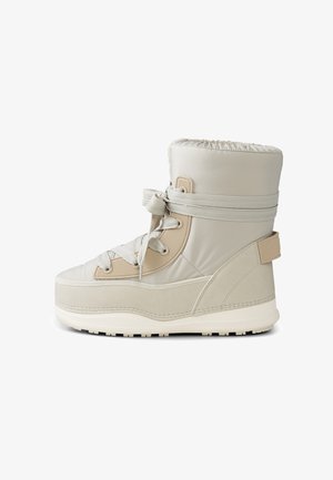 Beige høj topstøvle med nylonoverdel, tekstureret sidelpanel, snøredesign, elastisk ankel og tyk hvid sål med sort trækmønster.