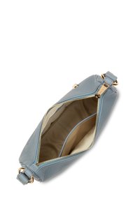 Borsa a mano rettangolare in pelle blu con superficie testurizzata, minuteria in tonalità oro e chiusura con zip. L'interno presenta una fodera beige e tasche.