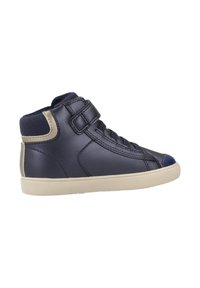 Sneaker alte in pelle blu navy con accenti beige, dotate di una striscia in Velcro, chiusura con lacci e suola in gomma.