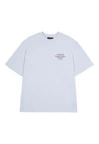 Camiseta de algodón azul claro con mangas cortas, cuello redondo y un pequeño logo impreso en color burdeos en el área del pecho izquierdo.