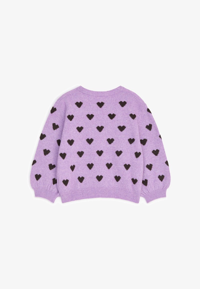 Pull à manches longues lilas avec des motifs de cœurs noirs partout ainsi que des poignets et un ourlet côtelés, posé à plat, face arrière visible.