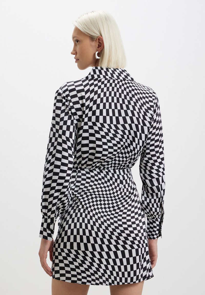 Calliope IN FANTASIA GEOMETRICA OPTICAL Vestito casual