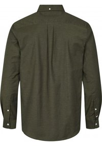 Olijfgroene shirt met lange mouwen, gemaakt van zachte stof, heeft een achterkant met schouderpas, plooidetails en knoopmanchetten met witte knopen.