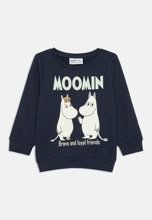 Sweatshirt bleu marine avec deux personnages de dessin animé blancs et le texte « MOOMIN » et « Amis courageux et loyaux » sur le devant.