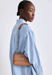 Calvin Klein RELOCK SHOULDER BAG Handtas lion/camel