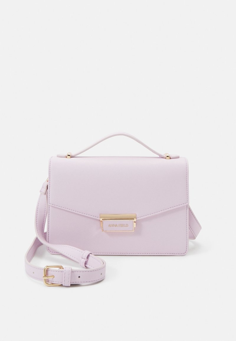 Jasnofioletowa torebka na ramię wykonana z ekologicznej skóry, z zapięciem w złotym kolorze, górnym uchwytem i regulowanym paskiem. Czysty, minimalistyczny design.