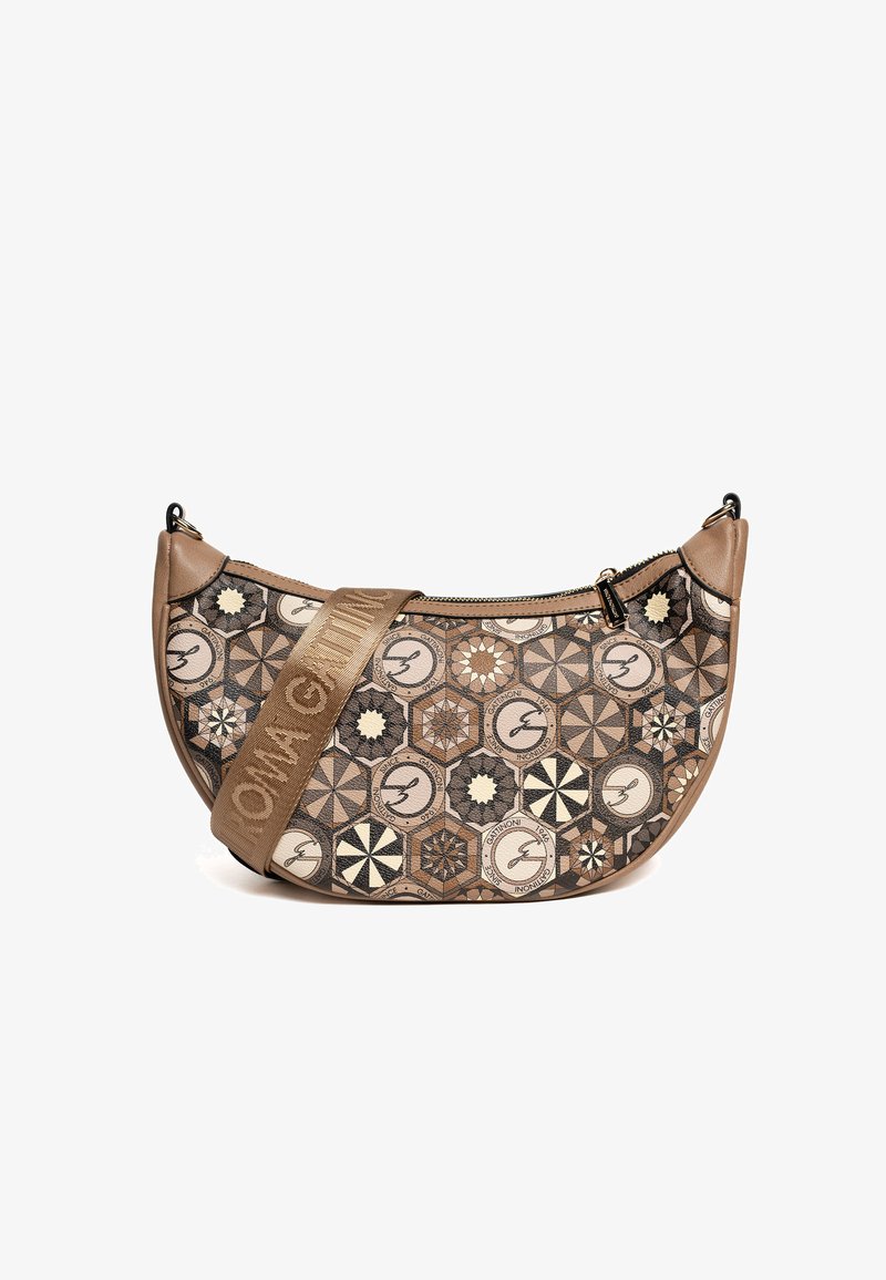 Borsa a tracolla in pelle marrone con motivo geometrico in tonalità beige, crema e nero. Presenta una chiusura con zip e una tracolla decorativa con il nome del marchio.