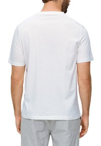 s.Oliver MIT GROSSEM LABEL - T-shirt print - weiß