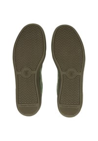 Tenisi verzi din suede cu tălpici din cauciuc texturat, prezentând modele în zigzag și branding Sergio Tacchini. Design cu închidere plată cu șireturi.