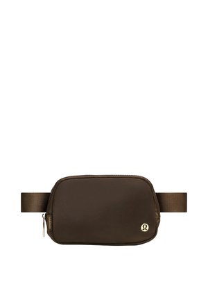 Riñonera de nylon marrón con forma rectangular, cierre de cremallera, correa de tela ajustable y un pequeño logo en el lateral.