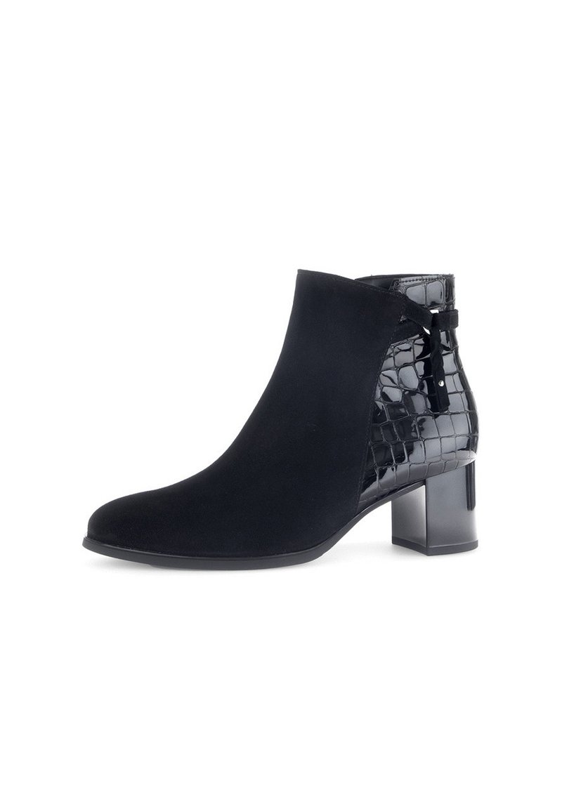 Zwarte enkelboot met een combinatie van gladde suède en glanzende krokodillenopdruk details. Heeft een vierkante hak en decoratieve zijuitsparingen.