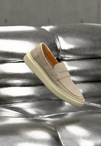 Επιλέχθηκε, beige