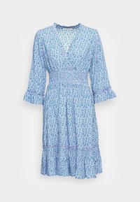 Modré květinové šaty s dlouhými rukávy, výstřihem do V, nařaseným pasem a volánkovým lemem. Mají malé zelené květy na světle modrém pozadí.