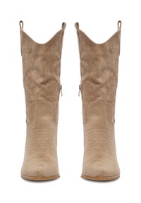 Jasnobrązowe zamszowe kowbojki z zaostrzonymi noskami, ozdobnym przeszyciem oraz szerokimi, falistymi cholewkami z otworami na palce ułatwiającymi zakładanie.