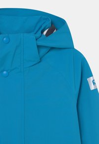 Blauwe waterdichte jas met een capuchon, drukknoopsluitingen en een logopatch op de mouw. Soepele structuur met een strak ontwerp.