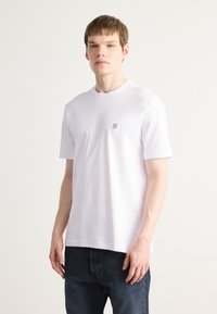 BOSS TEE - Jednoduché tričko - white