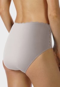 Grijze high-waisted slip van gladde stof met kantdetails aan de zijkant en een gegolfde tailleband, voor een naadloze afwerking.