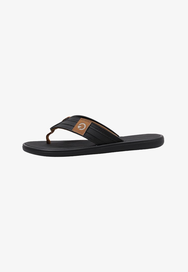 Tongs noires avec semelle en caoutchouc, sangle en tissu texturé et un patch logo accent marron sur la sangle supérieure. Design plat, style décontracté.