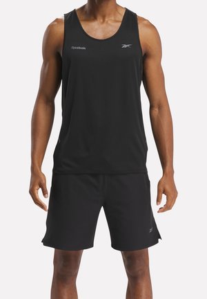 Svart atletisk linne med rund halsringning och ärmhål, kombinerat med svarta shorts. Har en liten Reebok-logotyp på båda plagg.