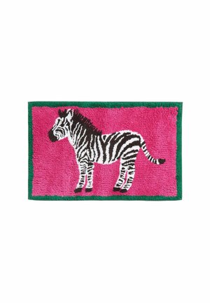 Tapis rectangulaire rose avec une bordure verte représentant un zèbre rayé noir et blanc debout de profil, face à gauche.