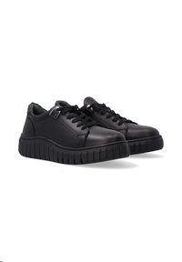 Schwarze Leder-Sneaker mit einer dicken, geriffelten Sohle, runder Zehenpartie, Schnürung vorne und minimalen Nähdetails. Mit einem metallischen Akzent in der Nähe der Schnürsenkel.