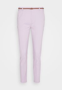 Pantalon slim lilas avec une ceinture fine marron, doté de passants de ceinture et d'une fermeture éclair à l'avant.