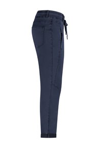 Navy blauwe broek met een elastische tailleband, trekkoord, twee zijzakken en een slim fit. Heeft een soepele stoftextuur en opgerolde enkels.