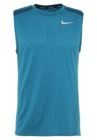 Nike ilmanhihaine urheilu toppi kirkkaansinisessä värissä, jossa on teksturoitu kangas, verkkomaiset yksityiskohdat ja tummansiniset olkaimet, jotka luovat kontrastia.