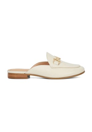 Mocassins en cuir à enfiler couleur blanc cassé avec un bout arrondi, un accent doré décoratif en forme de boucle et un petit talon en bois. Texture lisse.