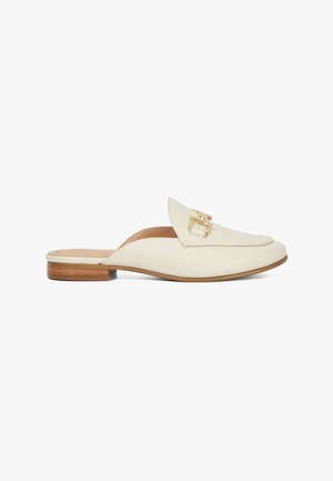 Leren instappers in off-white met een afgeronde neus, een decoratieve gouden gespaccent, en een lage houten hak. Soepele textuur.