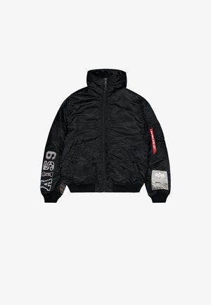 Zwarte bomberjack gemaakt van nylon, met een rits aan de voorkant, hoge kraag, elastische manchetten en een mouwpatch met logo en een rode ritsaccent.