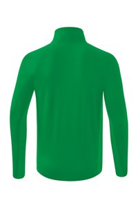 Maglia verde a maniche lunghe con collo alto, texture liscia e design aderente. Presenta maniche raglan per una maggiore libertà di movimento.