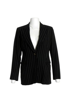 Schwarzer Ein-Knopf-Blazer mit weißen vertikalen Nadelstreifen, präsentiert auf einem weißen Schaufensterpuppen-Torso vor weißem Hintergrund.