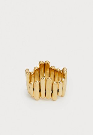 Inel de aur realizat din verigi netede, alungite, aranjate într-un design ondulat și suprapus. Prezintă un finisaj metalic strălucitor.