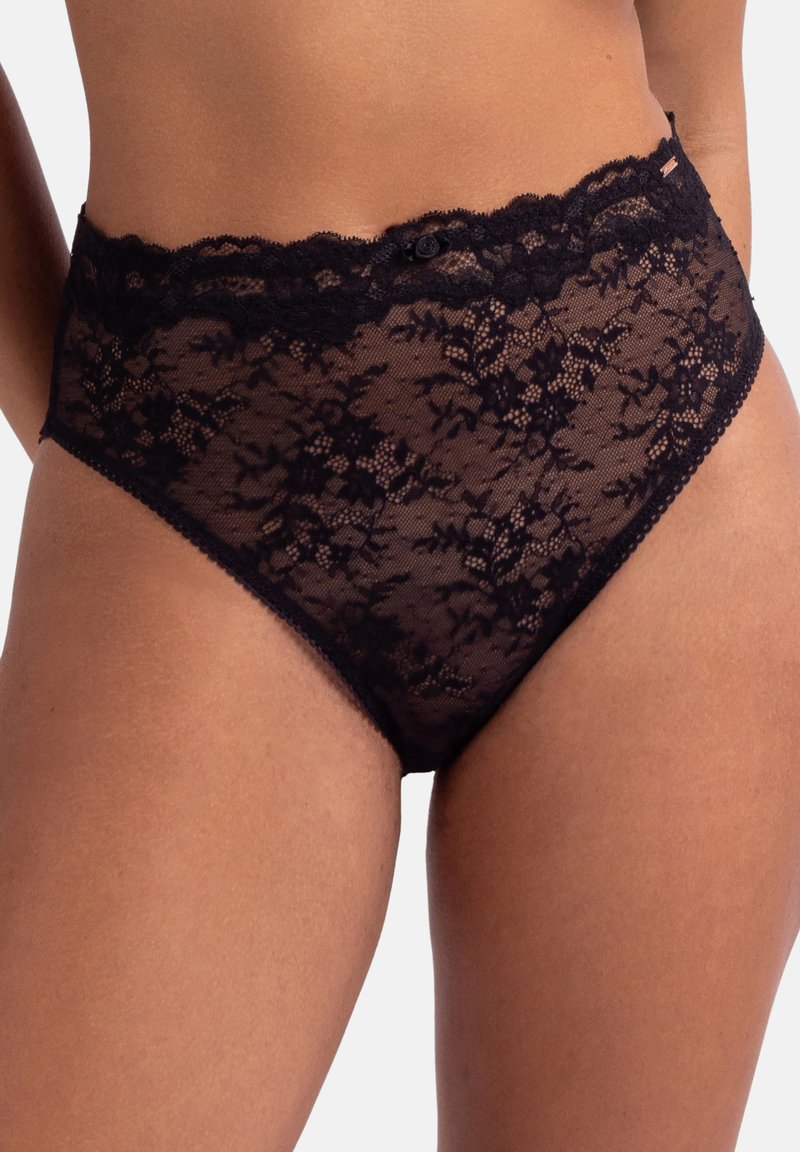 Černé krajkové vysoké kalhotky s květinovým vzorem, vlnkovými okraji a malým knoflíkem na pase. Je viditelná průhledná textura.