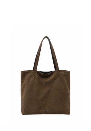 Sac cabas en daim marron avec deux poignées et un petit logo de marque en bas au centre sur fond blanc.