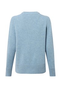 Jasnoniebieski sweter wykonany z miękkiego materiału dzianinowego. Posiada okrągły dekolt, długie rękawy oraz ściągacze przy hemie i mankietach. Prosty, jednolity wzór.