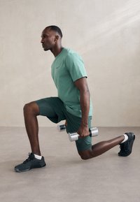 Nike Performance UNLIMITED - Pantalón corto de deporte - vintage green/fir/black