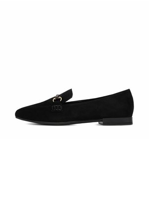 Mocassino basso in camoscio nero con dettaglio in metallo color oro e tacco basso impilato, mostrato di profilo su sfondo bianco.