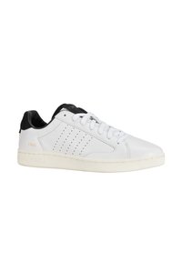 Sneaker bianco con accenti in suede neri, tomaia in pelle liscia, dettagli perforati, lacci piatti e suola in gomma testurizzata. Stampa dorata "1966".