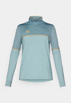 Hemelsblauwe langermige pullover met een kwart-rits, voorzien van een oranje accentstreep en een Under Armour logo op de borst.