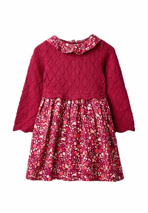 Langärmliges Kinderkleid mit strukturiertem, rotem Strickoberteil, Rock mit Blumenmuster und gerafftem Blumenkragen.