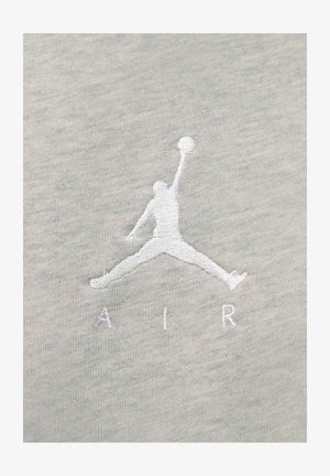 Tela gris clara con un logotipo blanco bordado prominente de una figura saltando con la palabra "AIR" debajo.