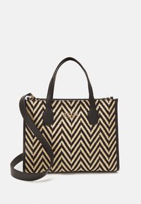 Tote taske med tekstur i et sort og creme chevron-mønster, sorte syntetiske detaljer, to håndtag og en aftagelig skulderrem.