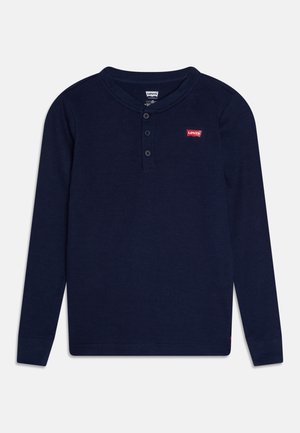 Granatowa koszulka Henley z długim rękawem, trzema guzikami i małym czerwonym logo Levi's na lewej piersi.