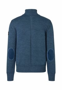 Blauer gestrickter Pullover mit hohem Kragen, strukturiertem Stoff, gerippten Bündchen und Saum sowie runden Wildlederpatches an den Ellenbogen.