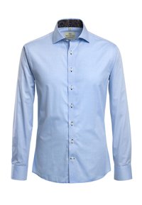 Lichtblauw langslopend shirt van een gladde stof, met een gemusterde kraagvoering en knoopsluiting met afgeronde zoom.