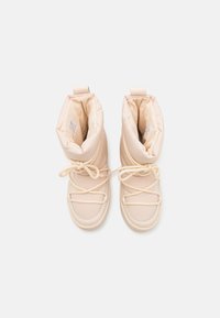 Beige, polstrede vinterstøvler med rund tå, justerbare snørebånd og trækflapper. Glat overflade med blødt foder indeni.
