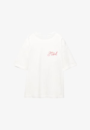 Biała bawełniana koszulka z luźnym krojem, krótkimi rękawami i różowym napisem w kursywie "Stud" na przodzie. Gładka faktura.