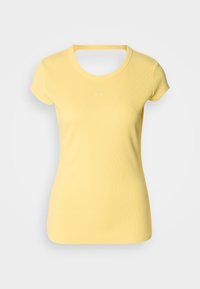 Žluté tričko s krátkým rukávem vyrobené z ribbed materiálu, s kulatým výstřihem a jemným logem vyšitým na hrudi.